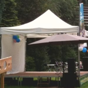 1204 Podium met tent 40cm hoog