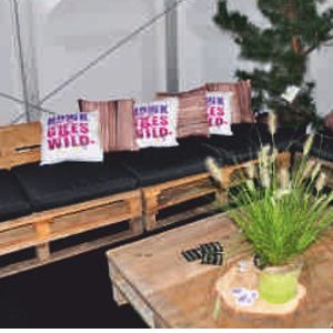 1583 Lounge pallet bank