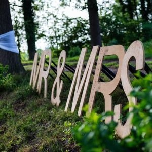 voetstappen beetje Aquarium Houten letters huren. 80 cm hoog. keuze uit: MR & MRS, MR & MR, MRS &