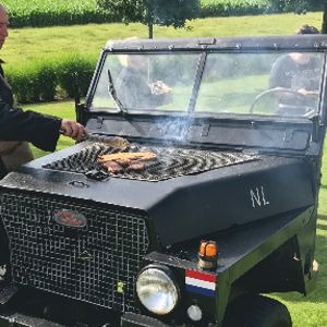 832 Landrover grill