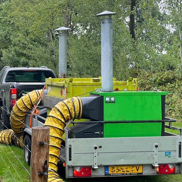 1913 2 x Kachel indirect gestookt diesel op aanhanger