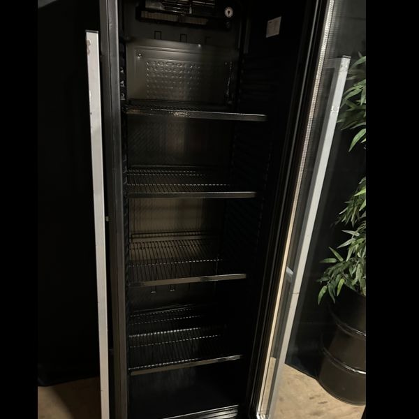 705 Koelkast met glazen deur 705 Koelkast met glazen deur